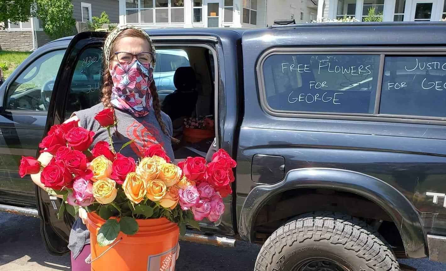 Floral shop donates $10k worth of flowers to Floyd memorial